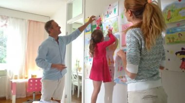 Küçük kız anne ile çocuk çizimleri kreş duvara asmak