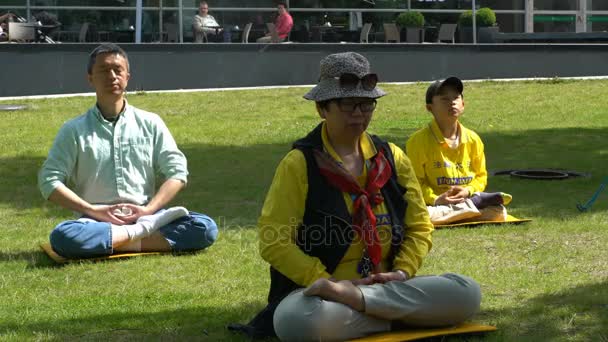 Menschen praktizieren Falun Dafa im Stadtpark. — Stockvideo