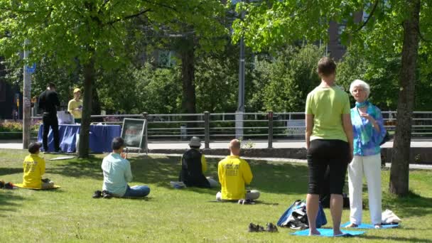 사람들이 연습 Falun Dafa 도시 공원에서. — 비디오