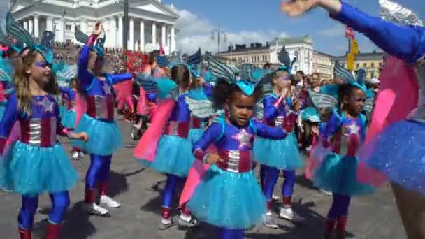 小舞者在嘉年华的女人服饰街头舞蹈桑巴狂欢节 — 图库视频影像