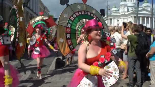 Vrouwen in carnaval kostuums dansen op de straten van de stad tijdens de Samba Carnaval — Stockvideo