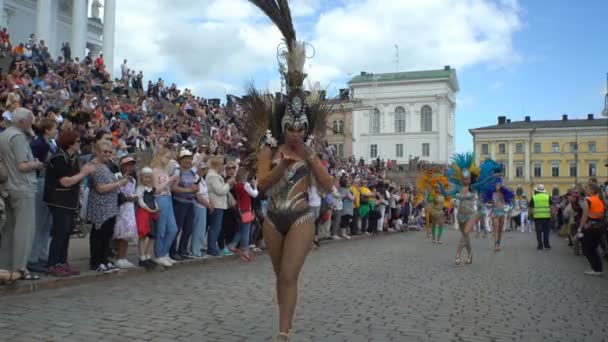 Le donne in costume di carnevale danzano per le strade della città durante il Carnevale di Samba — Video Stock