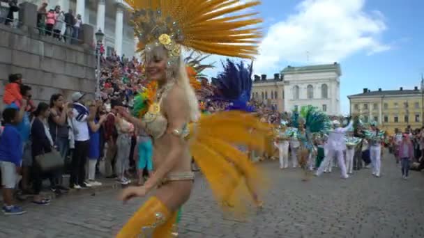 Женщины в карнавальных костюмах танцуют на улицах города во время карнавала самба — стоковое видео