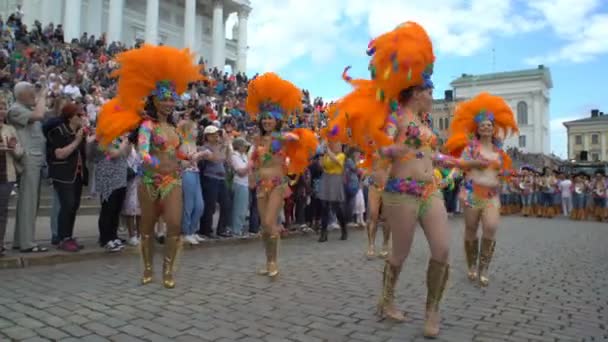 Des femmes en costumes de carnaval dansent dans les rues de la ville pendant le carnaval de Samba — Video