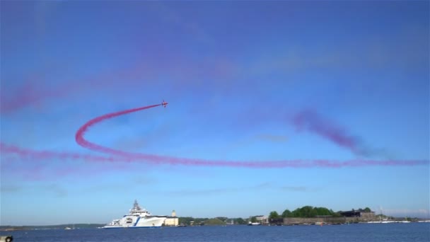 Performanța Echipei Aerobatice Săgețile Roșii în timpul spectacolului de aer . — Videoclip de stoc
