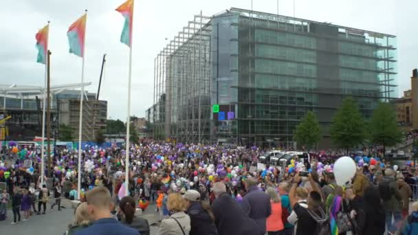 Migliaia di persone solidali durante una sfilata dell'orgoglio gay per le strade della città — Video Stock