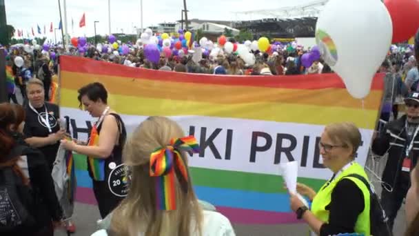 Большое радужное знамя во время гей-парада . — стоковое видео