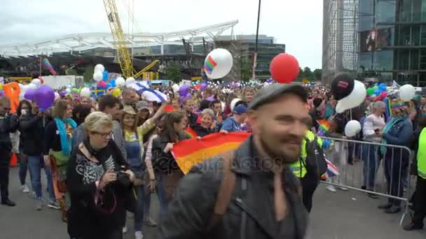 Тысячи людей в знак солидарности во время гей-парада на улицах города — стоковое видео