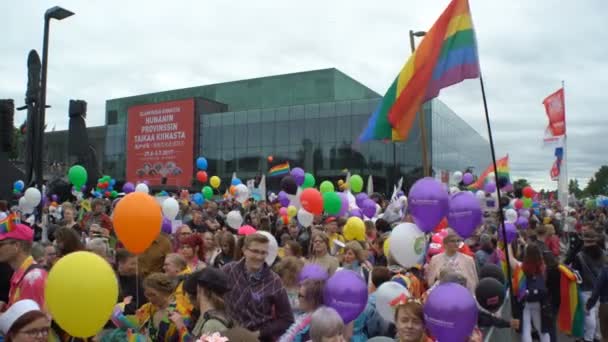 Χιλιάδες άνθρωποι στην αλληλεγγύη κατά τη διάρκεια του Gay pride παρέλαση στους δρόμους της πόλης — Αρχείο Βίντεο
