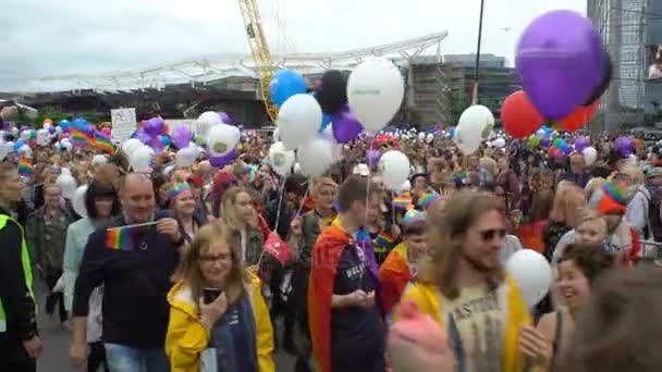 Mii de oameni în solidaritate în timpul unei parade gay pe străzile orașului — Videoclip de stoc