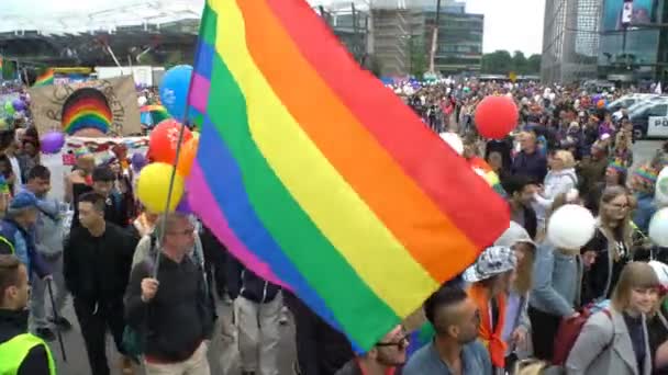 Bandeira do arco-íris. Milhares de pessoas em solidariedade durante um desfile de orgulho gay . — Vídeo de Stock