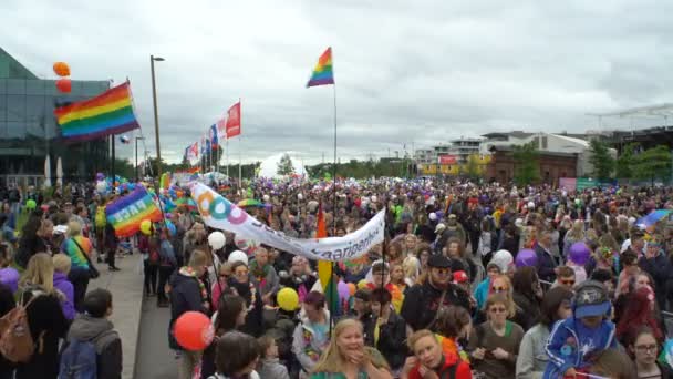 Milhares de pessoas em solidariedade durante um desfile de orgulho gay nas ruas da cidade — Vídeo de Stock