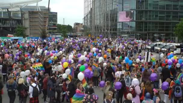 Milhares de pessoas em solidariedade durante um desfile de orgulho gay nas ruas da cidade — Vídeo de Stock