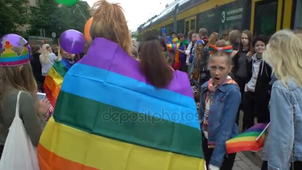 Mujeres jóvenes con bandera del arco iris en la calle de la ciudad . — Vídeos de Stock
