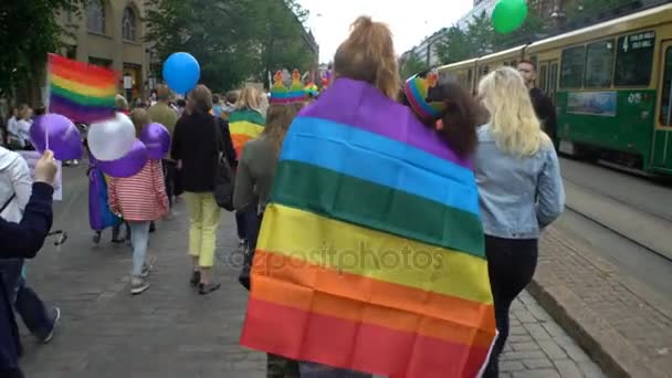 Unga kvinnor med Regnbågsflaggan på stadens gata. — Stockvideo