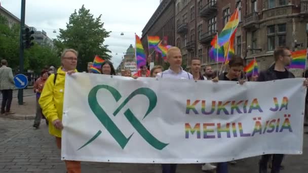 Großes Regenbogenbanner über Menschenrechte während der Schwulenparade. — Stockvideo