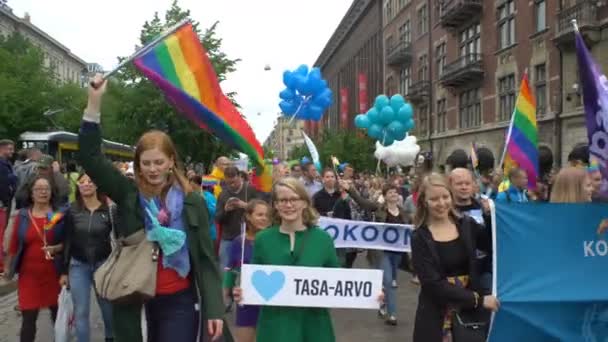 Ribuan orang dalam solidaritas selama parade kebanggaan Gay di jalan-jalan kota — Stok Video