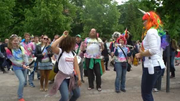 Les jeunes dansent lors d'un défilé de fierté gay sur le parc de la ville . — Video