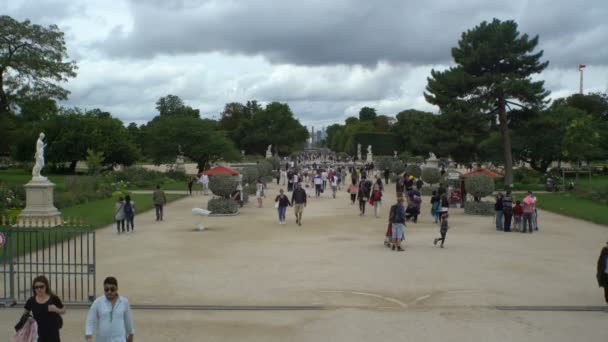 很多游客在公园花园 des 杜伊勒里宫巴黎在法国. — 图库视频影像