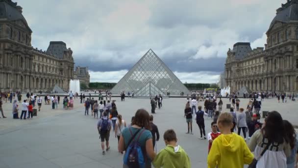 Veduta del famoso museo del Louvre e della Piramide di vetro. Francia, Parigi . — Video Stock