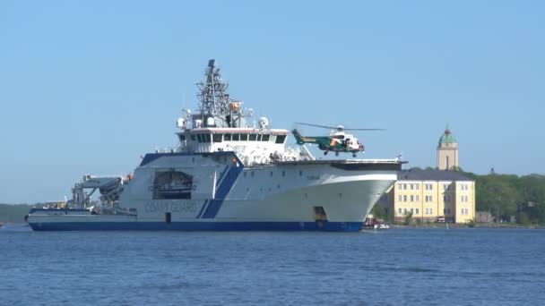 Helicóptero de resgate pousa no convés de um navio da guarda costeira . — Vídeo de Stock