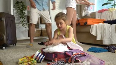 Bir yolculuk için bir Bagaj paketleme anne ile küçük kız