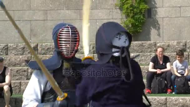 Kendo praktyki bojowników walki z bambusowe shinai miecz w parku miejskim. — Wideo stockowe