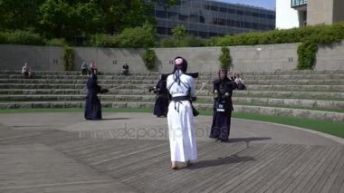 Kendo savaşçıları pratik bir bambu kılıcı shinai bir şehir parkı ile mücadele.