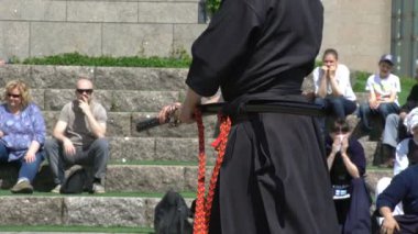 Gençler Iaido Şehir Parkı içinde mücadele Japon sanatı pratik.