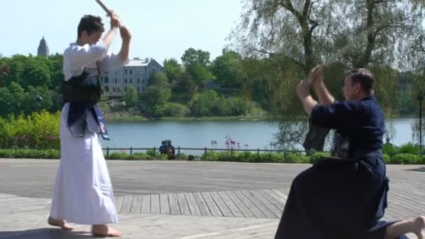 Fiatalok a gyakorlatban a művészet, a japán harci Jodo a Városligetben. — Stock videók