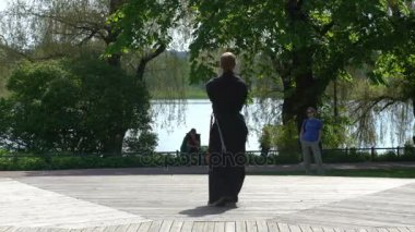 Gençler Iaido Şehir Parkı içinde mücadele Japon sanatı pratik.