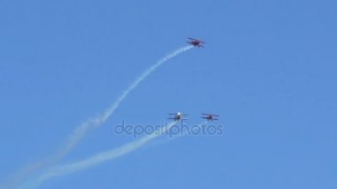 Çift kanatlı gökyüzü göstermek hava akrobasi ekibi Arctic Eagles sunar