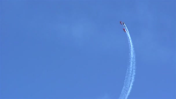 Il Team Aerobatico Arctic Eagles presenta il biplano sky show — Video Stock