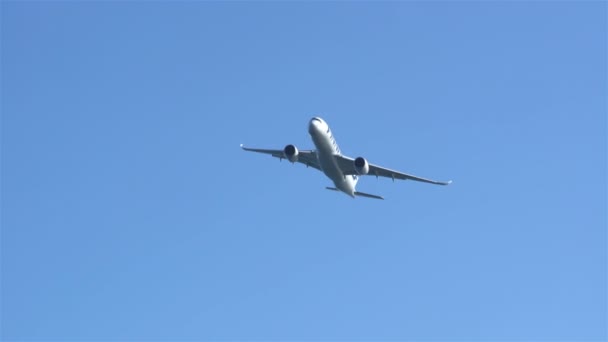 Airbus A350 XWB di langit — Stok Video