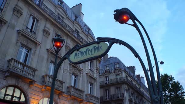 Вход в парижское метро в стиле модерн — стоковое видео