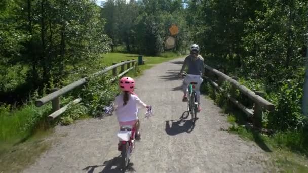 ママと公園で娘に乗る自転車 — ストック動画