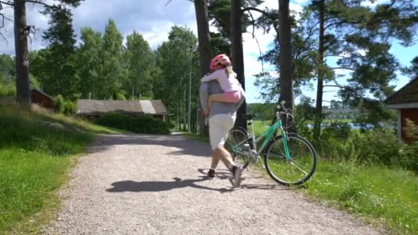 Papá enseña a su hija a andar en bicicleta — Vídeos de Stock