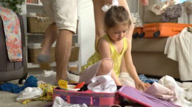 Bir yolculuk için bir Bagaj paketleme anne ile küçük kız