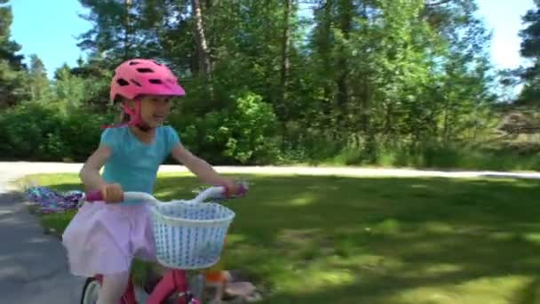 Madre enseña a su hija a andar en bicicleta — Vídeo de stock