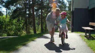Baba kızı Bisiklete binmeyi öğretir