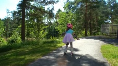 Küçük kız ilk paten tekerlekli paten üzerinde