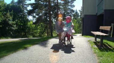 Baba kızı Bisiklete binmeyi öğretir