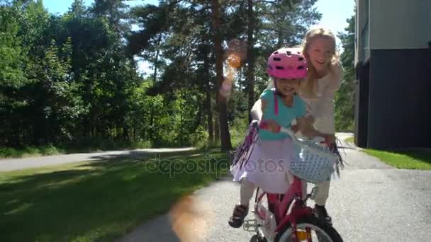 Mãe ensina sua filha a andar de bicicleta — Vídeo de Stock