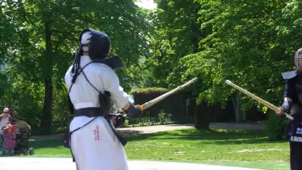 Kendo-Kämpfer üben den Kampf mit einem Bambusschwert Shinai in einem Stadtpark. — Stockvideo