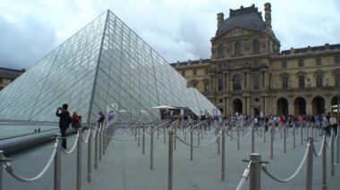 Ünlü Louvre Müzesi ve cam piramit görünümünü. Fransa, Paris.