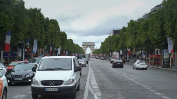 Chelysees and the Arc de Triomphe Parise, France — стоковое видео