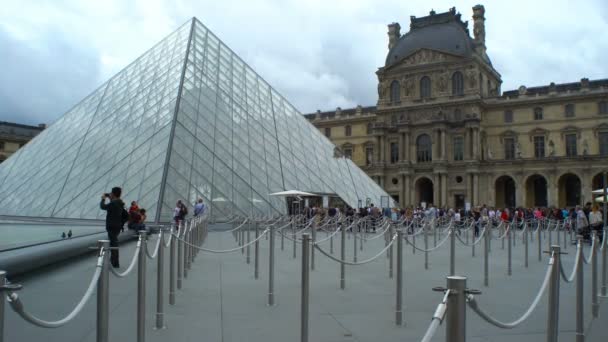Вид на знаменитый Лувр и стеклянную Пирамиду. Франция, Париж . — стоковое видео