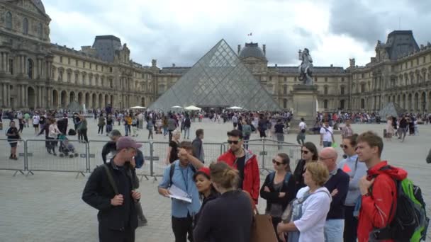 Utsikt över berömda Louvren och glas Pyramid. Frankrike, Paris. — Stockvideo