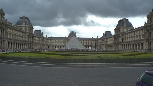 Вид на знаменитий Лувр і скляна піраміда. Франції, Париж. — стокове відео