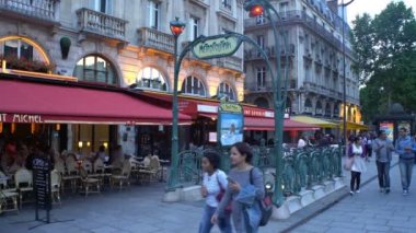 Paris metrosunun Art Nouveau girişi